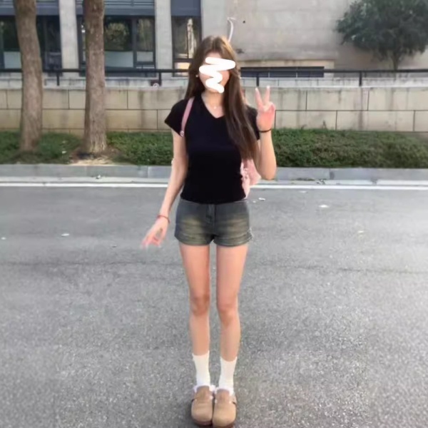 新款正肩v领短袖T恤女夏季2024新款内搭修身显瘦百搭辣妹短款上衣