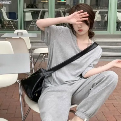 【厂家直销】纯色大领口短袖t恤女宽松休闲显瘦内搭V领打底衫潮牌